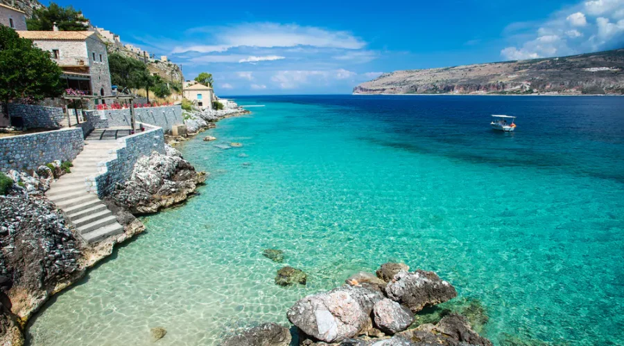 Οδοιπορικό στη Μάνη: Πετρόχτιστη μαγεία και αυθεντικές εμπειρίες